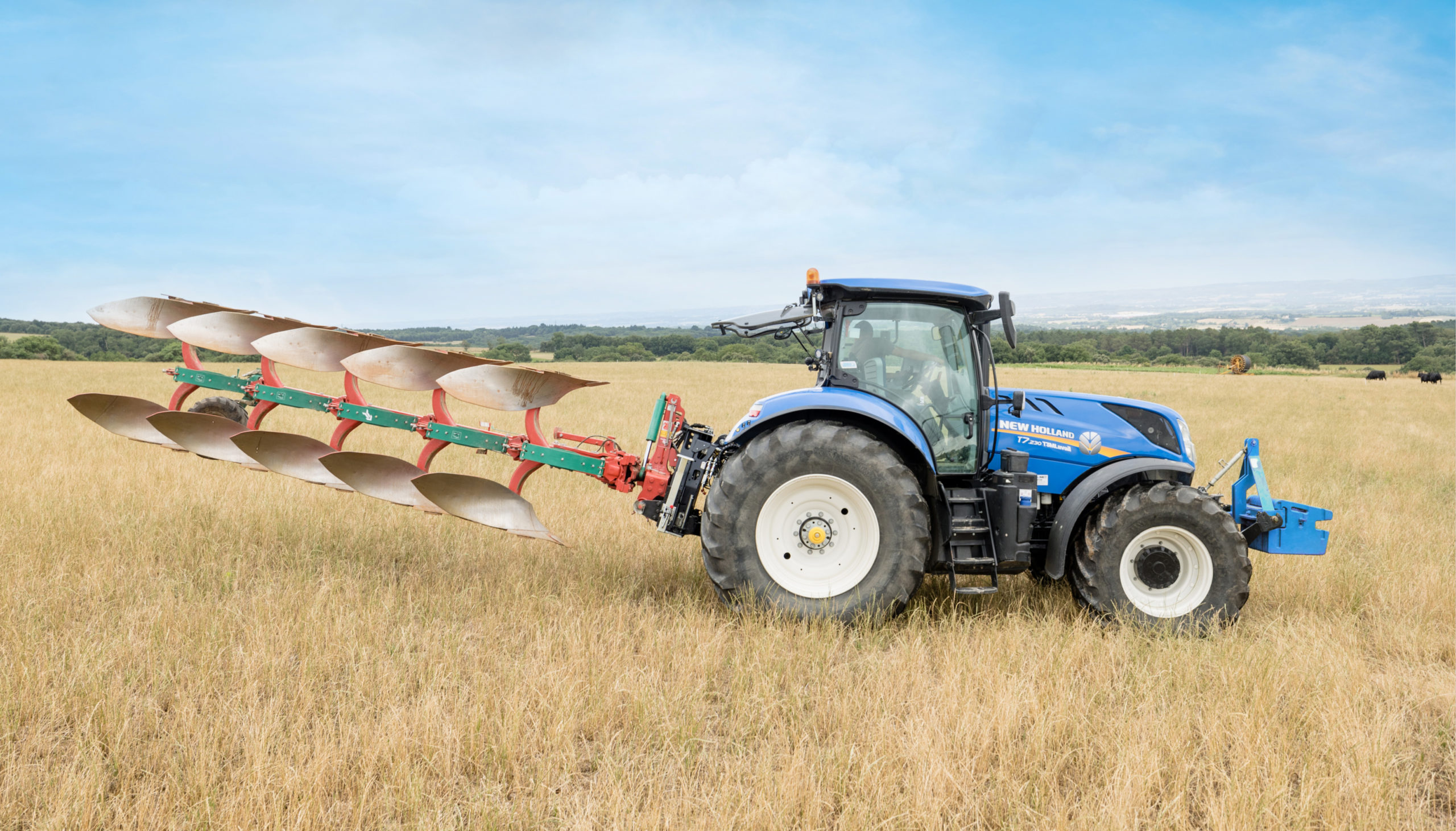 Tracteur avec charrue utilisant le système d'attelage automatique Tracto-Lock