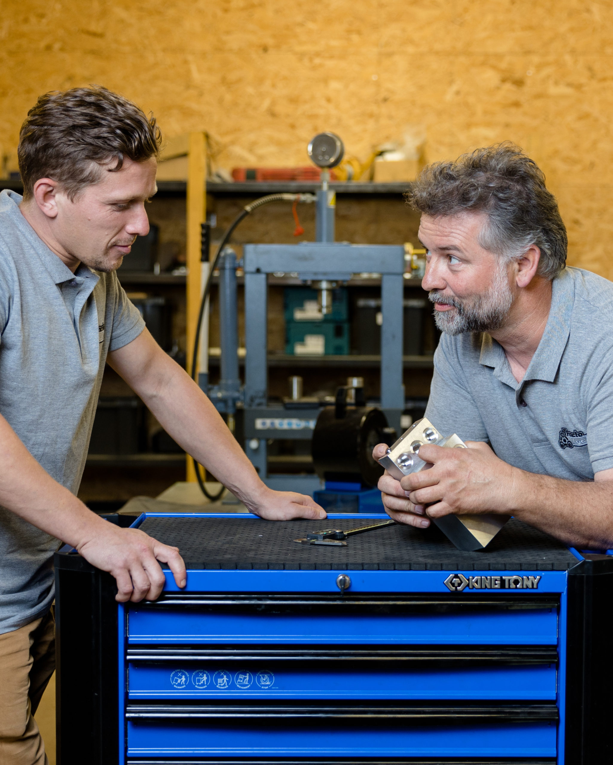 Portraits Quentin Derrouck et Romain Ribo dans atelier Tracto-Lock