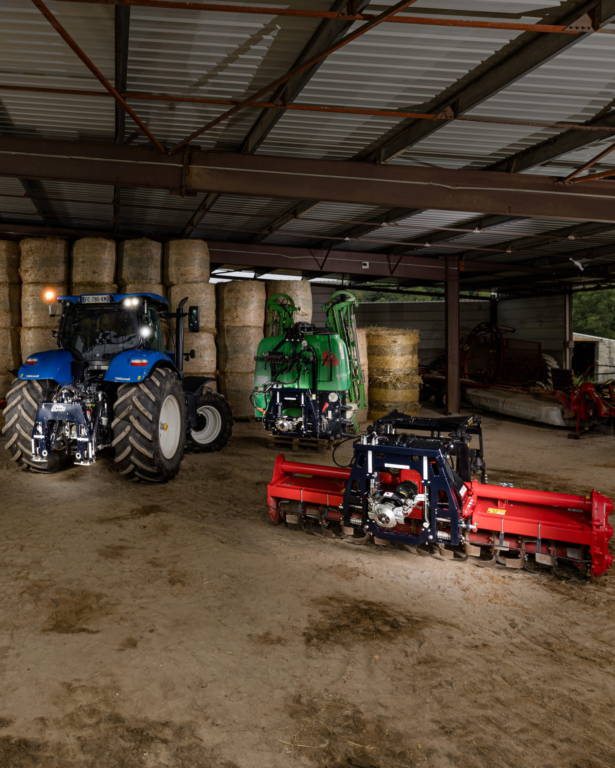 Outils et tracteur équipé avec attelage Tracto-Lock